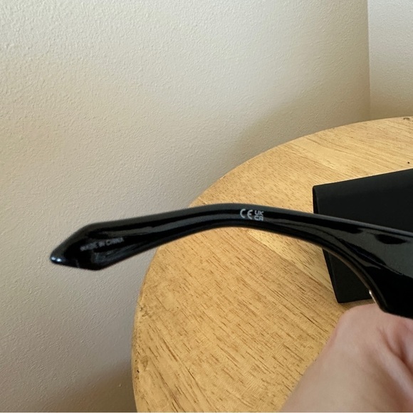 Quay Notorious Black Square Frame Sunglasses with Case - Picture 5 of 7